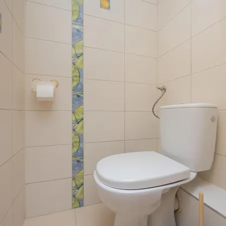 Family For 6 People In By Renters דירה