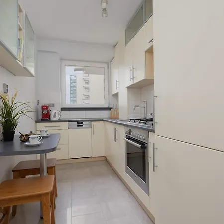Family For 6 People In By Renters דירה ורשה